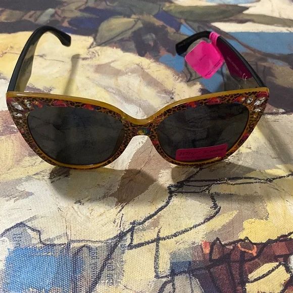 Betsey Johnson Sunglasses - Picture 2 of 6